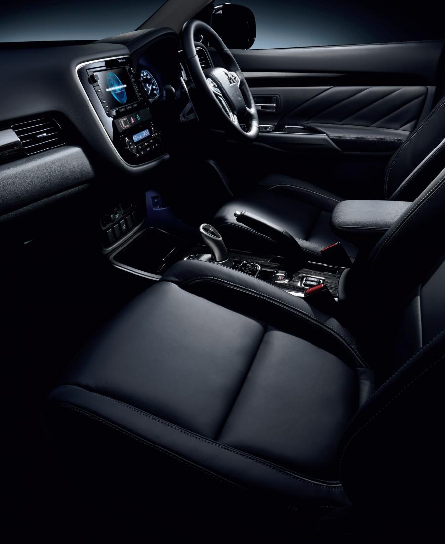  Mitsubishi Outlander PHEV 2015 года  (JP) (фото 10 из 19)